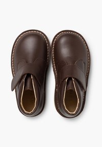 Brązowe skórzane buty z okrągłym noskiem, przeszywanymi detalami i paskiem na rzep. Gładka tekstura i wytrzymała konstrukcja odpowiednia dla dzieci.