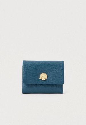 Petit portefeuille en cuir texturé bleu avec un rabat arrondi et un fermoir rond doré centré sur fond blanc.