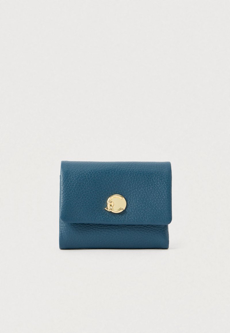 Pieni sininen teksturoitu nahkatalletus, jossa on pyöristetty läppä ja keskellä oleva pyöreä kultaklipsi vaalealla valkoisella taustalla.