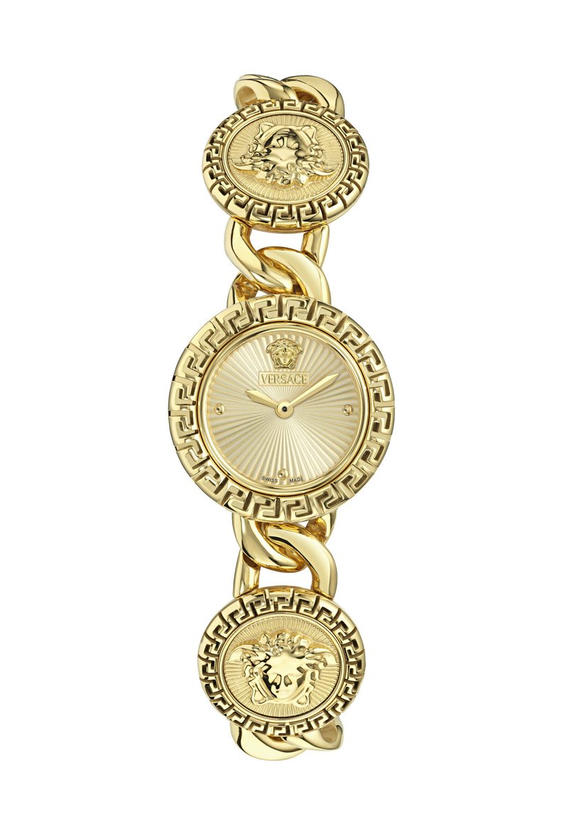 Auksinės spalvos rankinė laikrodis su apvaliu ciferblatu, turinčiu grublėtą tekstūrą, Versace logotipu ir medaliniais akcentais masyvios grandinėlės apyrankėje.