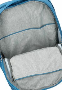 Blaues Rucksackinnere mit grauem Futter, mehreren Fächern und einem gepolsterten Bereich für Geräte, mit glatten Reißverschlüssen und Nähten.