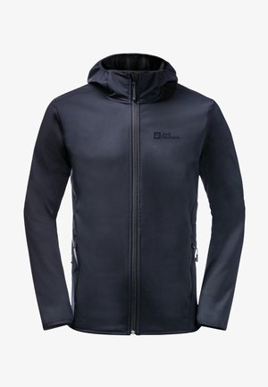 Zwarte softshelljack met capuchon, voorzien van een ritssluiting aan de voorkant, twee zijzakken en een logo op de linkerborst. Gladde textuur.