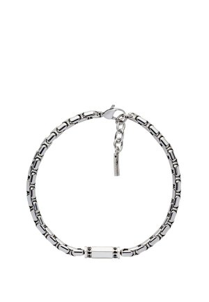 Bracelet chaîne en argent avec pièce centrale rectangulaire et fermoir homard, comprenant un maillon de chaîne ajustable pour varier la taille.