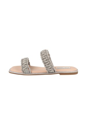Platte slidesandaal met twee brede zilverkleurige kralenbanden en een bruine zool met label Steve Madden, zijaanzicht.