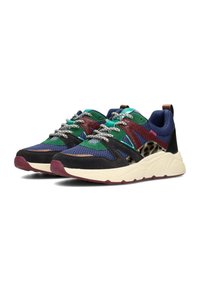 Sneaker multicolori realizzati in materiali mesh e suede, con una suola spessa, dettagli testurizzati e lacci intrecciati in varie tonalità.
