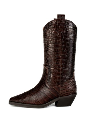 Cizme de cowboy din piele maro cu model de crocodil, cu vârful ascuțit, toc mijlociu și buclă la spate. Prezintă detalii texturate pe suprafaț�ă.