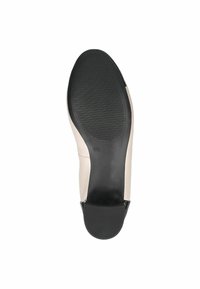 Suela de zapato de cuero con una parte inferior de goma negra y lisa y una parte superior de cuero beige. Patrón de tread texturizado para agarre y estabilidad.