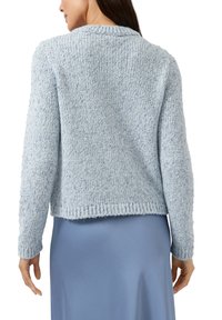 Jasnoniebieski dziergany kardigan z teksturowanym wzorem, długimi rękawami i krótkim krojem. Posiada prążkowane mankiety i dół dla dodatkowego efektu.