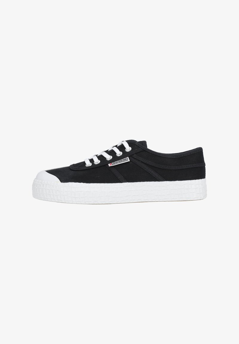 Sneaker nera in tela con suola in gomma bianca, punta tonda e design con lacci bianchi. Caratterizzata da una suola testurizzata e dettagli di branding laterali.