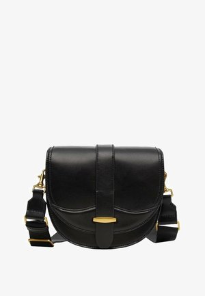 Czarna skórzana torba na ramię o zakrzywionej klapie, z elementami w odcieniu złota oraz regulowanym paskiem. Charakteryzuje się przeszyciami oraz zapięciem na klamrę.