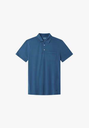 Blå polo skjorte lavet af bomuldsblanding, med krave, tre-knaps lukning, korte ærmer og en lomme på venstre bryst.