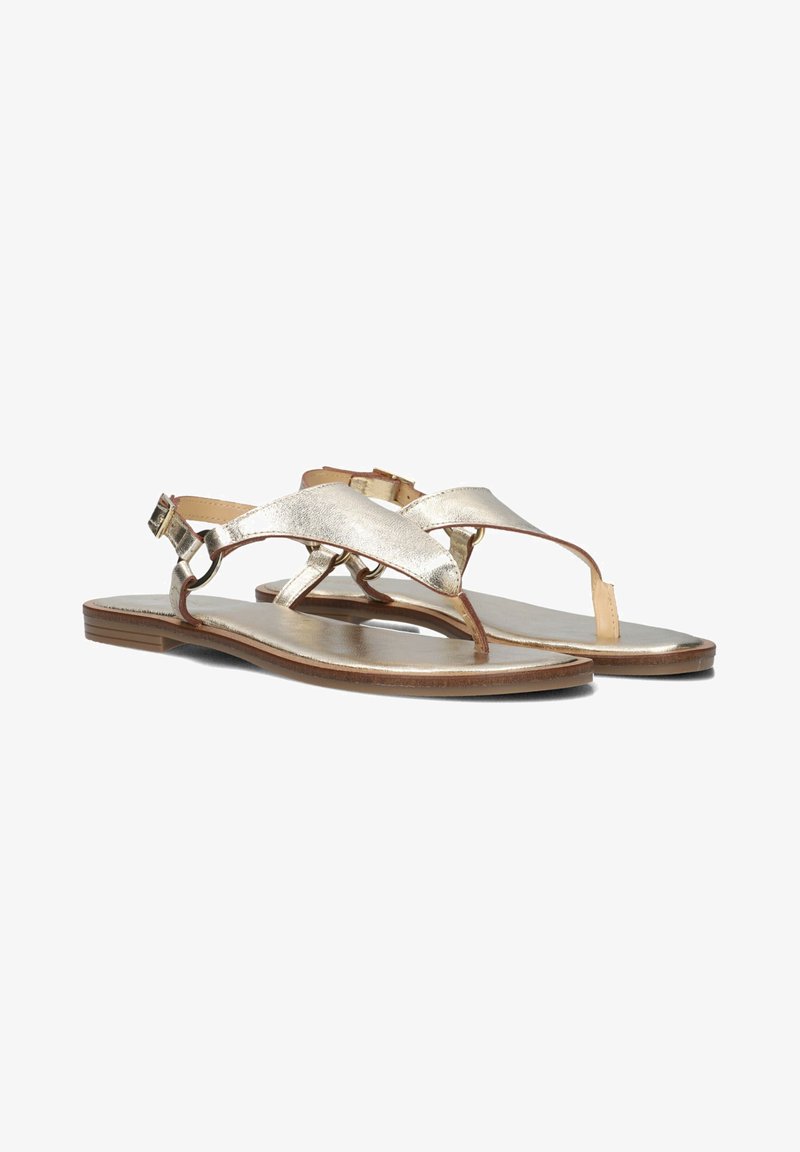 Metalen gouden platte sandalen met een teenstukontwerp, open tenen en kruisriem. Voorzien van een gespsluiting bij de enkel en een gladde zool.