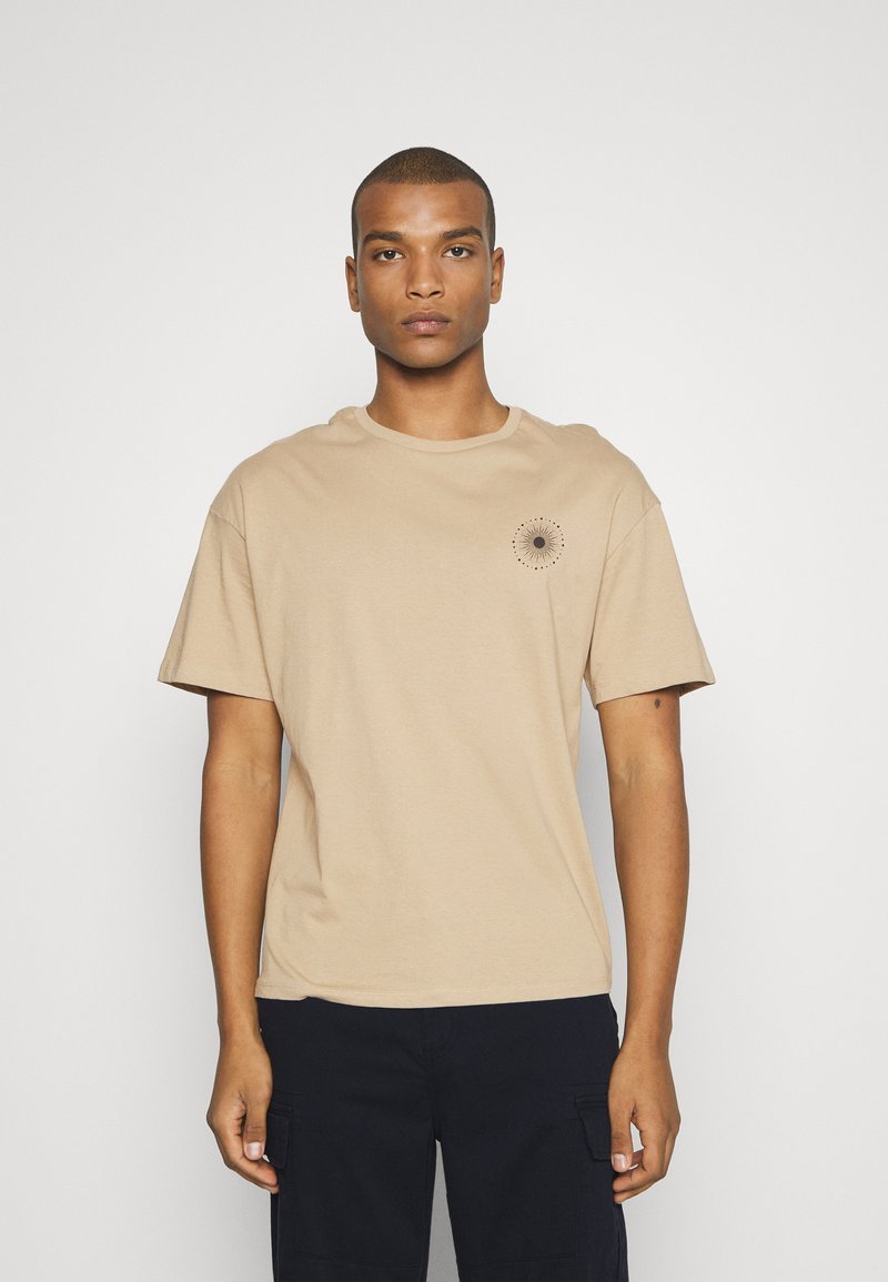 Maglietta Uomo JACK & JONES Jorskull Nature – Manica Lunga Girocollo Con Stampa – Taglio Regular