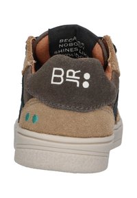 Leren en suède schoenen met een bruin en tan kleurenpalet. Kenmerken zijn een gepolsterde hiel, logo-detail en geperforeerde accenten in teal.