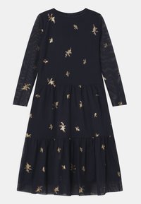 Dunkelblaues Langarmkleid mit geschichteter Gestaltung, das ein dekoratives goldenes Blumenmuster und einen runden Ausschnitt aus transparentem Stoff aufweist.