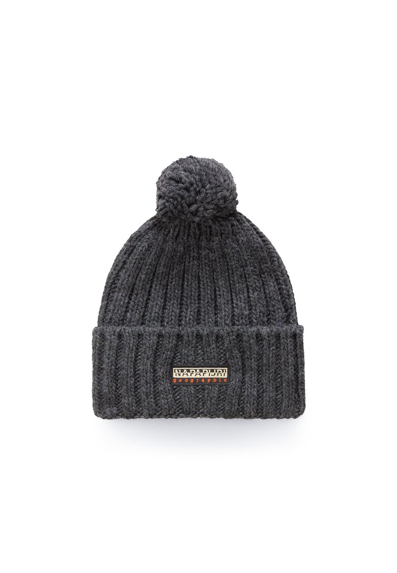 Šedá pletená čepice s žebrovaným designem, která má na vrchu kulatou bambulku a vpředu obdélníkovou značkovou nášivku.