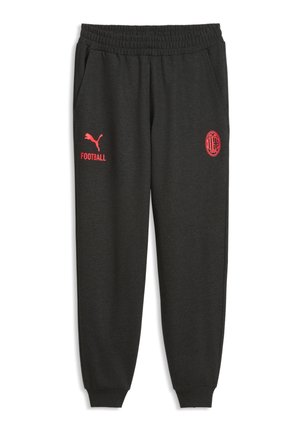Schwarze Puma Fußball-Sweatpants mit elastischem Bund, Seitentaschen und rotem AC Milan-Logo am rechten Oberschenkel.