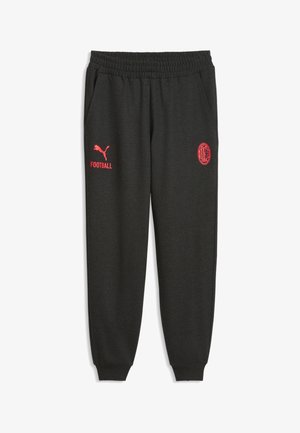 Czarne dresowe spodnie Puma na piłkę nożną z elastycznym pasem, kieszeniami po bokach i czerwonym logo AC Milan na prawej udzie.