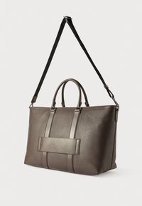 Czarna torba skórzana w ciemnym brązie z teksturowaną powierzchnią, dwiema uchwytami, regulowanym paskiem na ramię oraz płaską kieszenią z przodu.