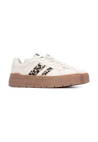 Zapatillas beige con una parte superior texturizada, que presentan rayas laterales de estampado de leopardo y una gruesa suela de goma marrón. Diseño con cordones en la parte delantera.