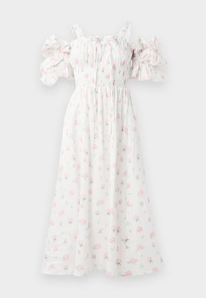 Rochie albă cu motive florale de trandafiri roz, cu un corset plisat, mâneci bufante care se ridică de pe umeri și o siluetă fluidă.