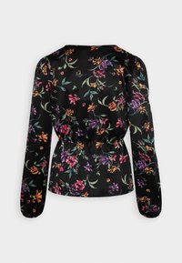 Blouse noire à fleurs avec manches longues, présentant une taille froncée et des motifs floraux multicolores vifs. Tissu lisse et léger.