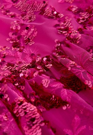 Fuchsiaroze stof met paillettenversieringen in verschillende tinten roze, met een gestructureerd, gelaagd ontwerp en bloemmotieven.