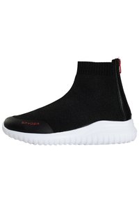 Czarne, dzianinowe sneakersy z wysoką cholewką, z białą gumową podeszwą i czerwonym akcentem w postaci zamka z tyłu. Logo "SPYDER" w kolorze czerwonym.