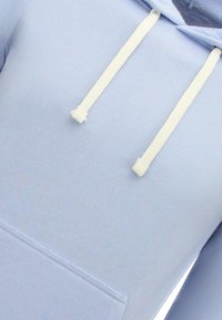 Lichtblauwe hoodie met een kangoeroezak, platte witte trekkoorden en een zachte textuur. Eenvoudig ontwerp zonder zichtbare patronen.