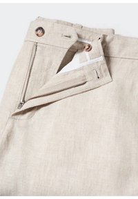 Pantaloni in lino beige con zip, chiusura a bottone e fodera bianca. Presentano dettagli cuciti e un tessuto strutturato.