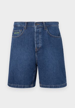 Dunkelblaue Jeansshorts im klassischen Schnitt, mit Fronttaschen, Gürtelschlaufen und einem sichtbaren Markenschild an der linken Tasche.
