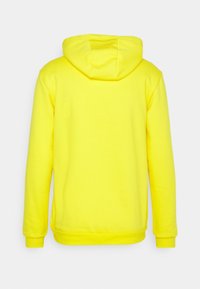 Sweat à capuche jaune vif vu de dos, avec manches longues, capuche et poignets et ourlet côtelés.