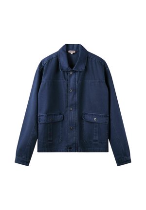 Veste décontractée bleu marine avec manches longues, fermeture à boutons devant, deux grandes poches à rabat et col classique.