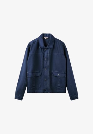 Veste décontractée bleu marine avec manches longues, fermeture à boutons devant, deux grandes poches à rabat et col classique.