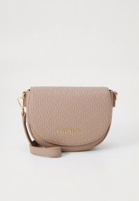 Lyserosa veske i kunstlær med preget logomønster, metallbeslag og avtakbar stropp. Har en buet form og klaffelukking.