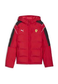 Czerwona puchowa kurtka z kapturem, czarne akcenty na rękawach, białe paski i małe logo Ferrari na piersi. Zamek błyskawiczny z przodu.