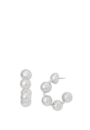 Boucles d'oreilles créoles sphériques de couleur argentée, composées de cinq perles reliées formant un demi-cercle, avec fermoirs à tige arrière.