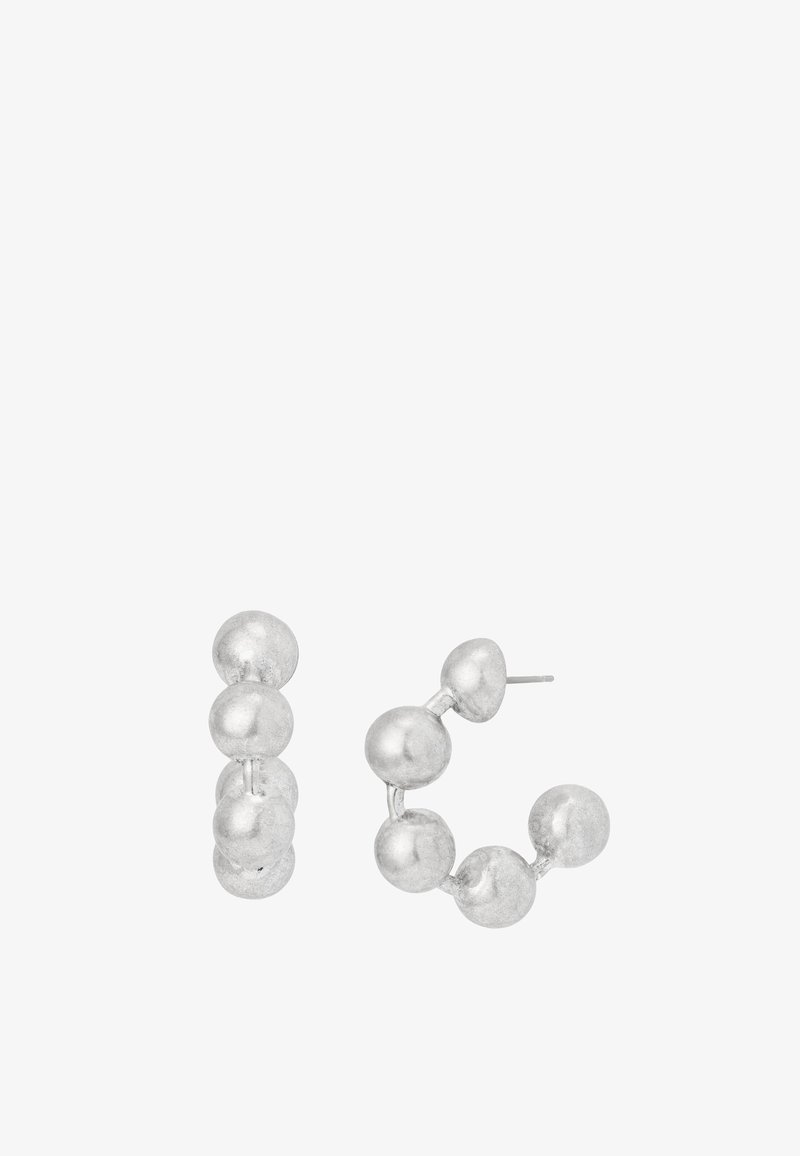 Boucles d'oreilles créoles sphériques de couleur argentée, composées de cinq perles reliées formant un demi-cercle, avec fermoirs à tige arrière.