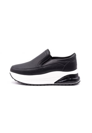 Scarpe slip-on nere con tomaia in pelle, suola intermedia bianca e suola nera testurizzata. Presentano una punta arrotondata e un design minimalista.