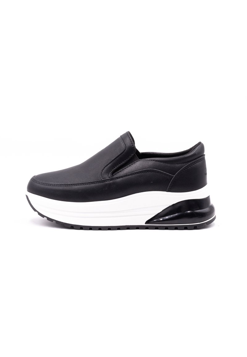 Czarne buty slip-on z skórzanym wierzchem, białą podeszwą środkową i teksturowaną czarną podeszwą. Posiadają zaokrąglony czubek i minimalistyczny design.