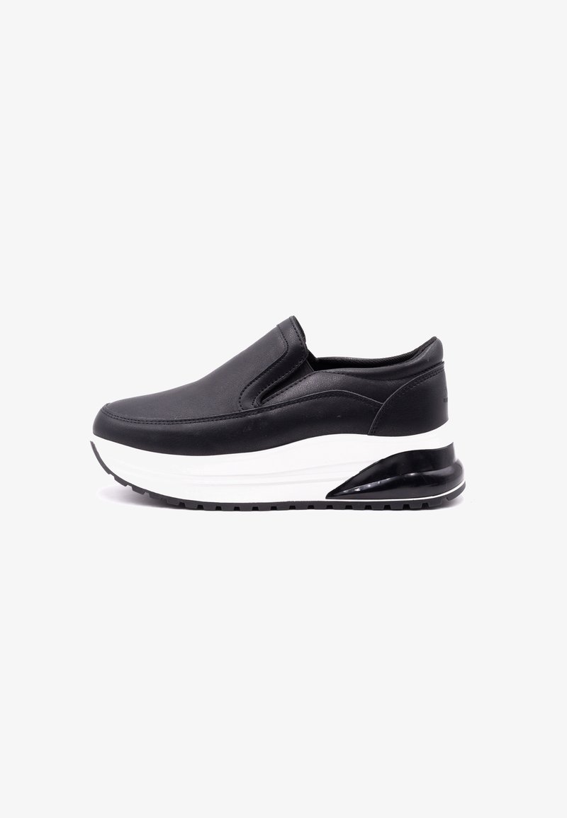 Czarne buty slip-on z skórzanym wierzchem, białą podeszwą środkową i teksturowaną czarną podeszwą. Posiadają zaokrąglony czubek i minimalistyczny design.