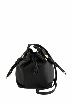 Czarna skórzana torebka typu bucket z ściągaczem i supełkowymi paskami oraz złotymi metalowymi dodatkami, wyposażona w długi, regulowany pasek na ramię.