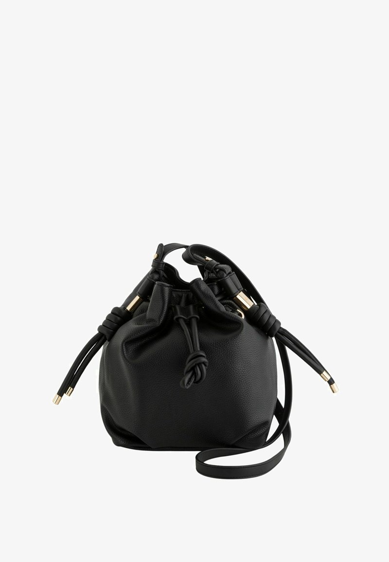 Schwarze Leder-Beuteltasche mit Kordelzug, knotigen Trägern und goldfarbenen Metallakzenten, ausgestattet mit einem langen, verstellbaren Schulterriemen.