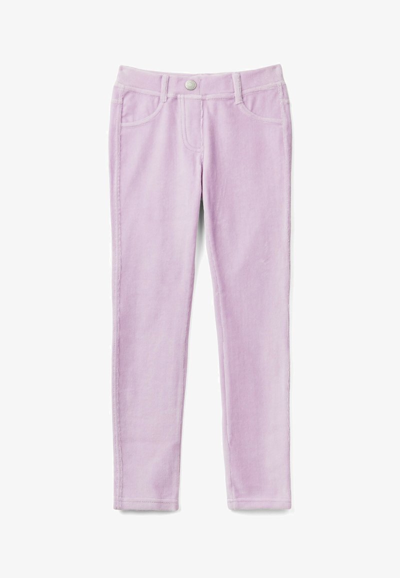 Jasnofioletowe wąskie dżinsy wykonane z miękkiego materiału, charakteryzujące się gładką strukturą, pięcioma kieszeniami oraz zapięciem na guzik w talii.