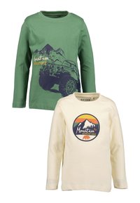 Zwei Langarm-T-Shirts: eines in Grün mit grafischem Motiv eines Berges und eines Trucks; das andere in Creme mit einem kreisförmigen Abenteuerdesign von Bergen und einem Bärenakzent.