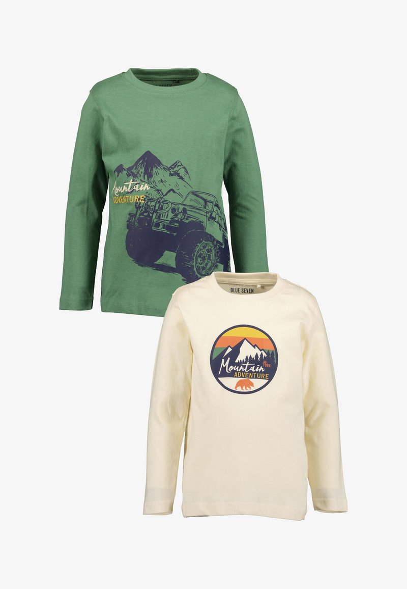 Zwei Langarm-T-Shirts: eines in Grün mit grafischem Motiv eines Berges und eines Trucks; das andere in Creme mit einem kreisförmigen Abenteuerdesign von Bergen und einem Bärenakzent.