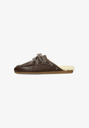 Pantofole marroni in pelle con fodera bianca soffice e dettagli decorativi in pizzo sulla parte superiore, suola piatta e punta arrotondata.