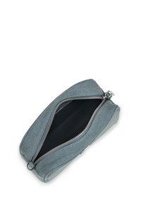 Torebka na przybory w kolorze jasnoniebieskim z denimowym wykończeniem, z metalowym zamkiem błyskawicznym w kolorze srebrnym i czarnym wnętrzem. Smukły, prostokątny kształt z przeszytymi brzegami i subtelną teksturą.