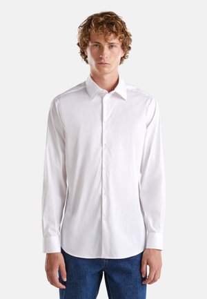 Witte langaartse blouse met knopen, gemaakt van gladde katoenstof, voorzien van een klassieke kraag, subtiele textuur en een recht afgewerkt uiterlijk.