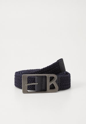 Navy vevd belte med en rektangulær, metallisk spenne med et utskåret "B"-design. Beltet har en glatt lærende for en polert finish.